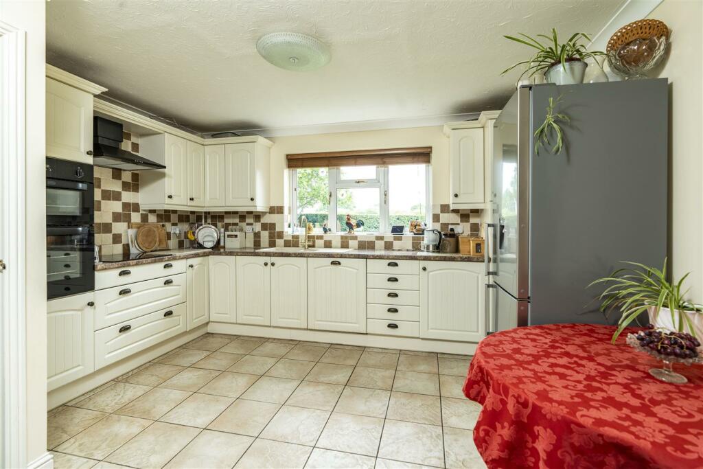 KITCHEN :