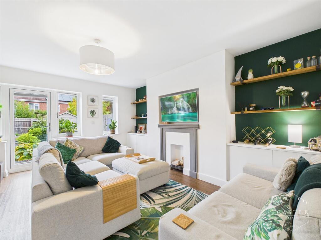 LOUNGE/DINING ROOM