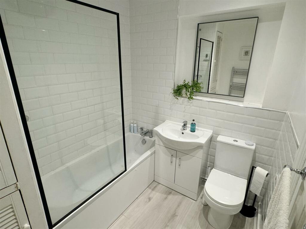 Bathroom 1.JPG