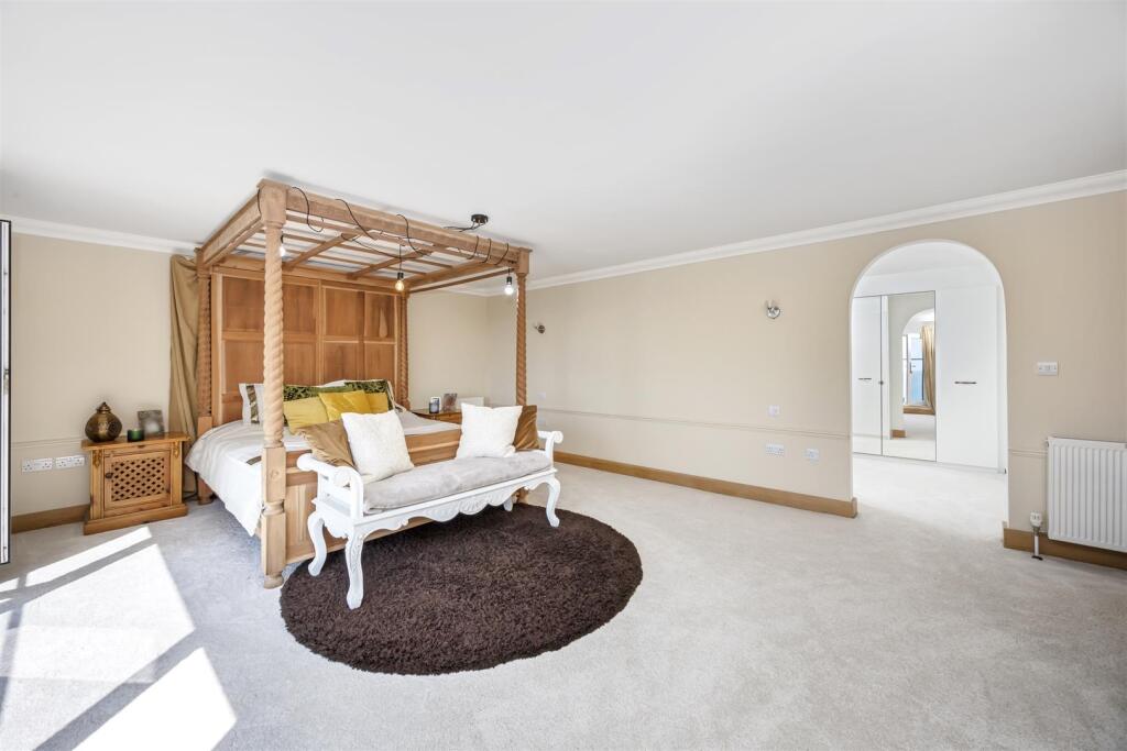 Roedean Crescent, 4-032.jpg