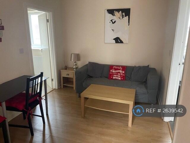Apartment 4 Lounge
