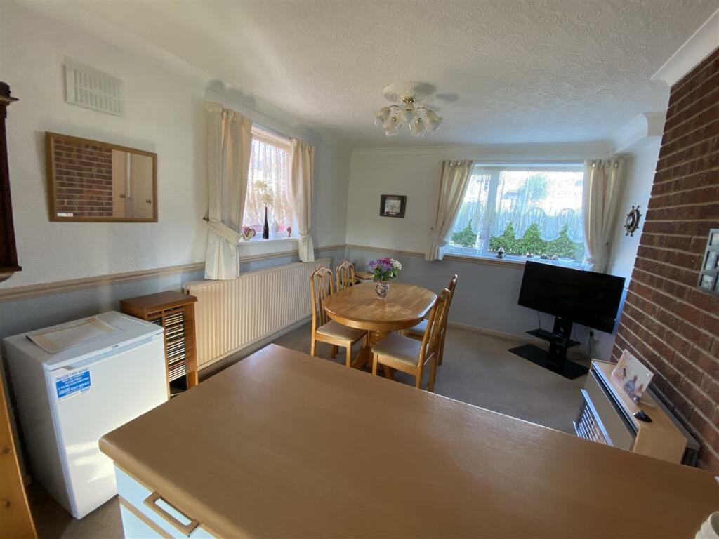 Dining room: