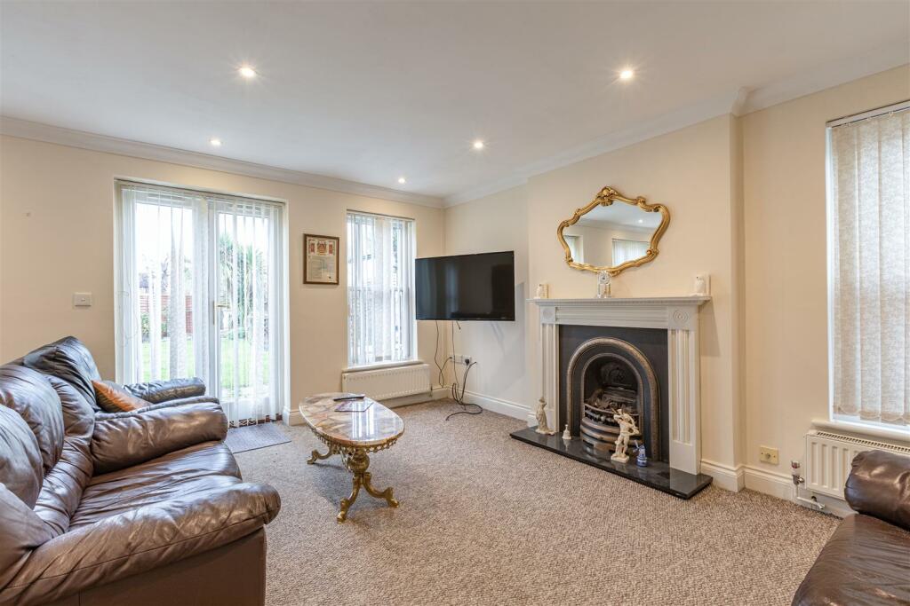 2a Burleigh Road, Addlestone, KT151pl - 8.jpg