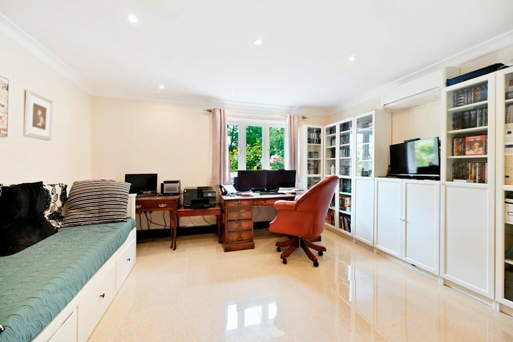 Davidson Frost-Wellings, DFW, Heathfield Road, Bus