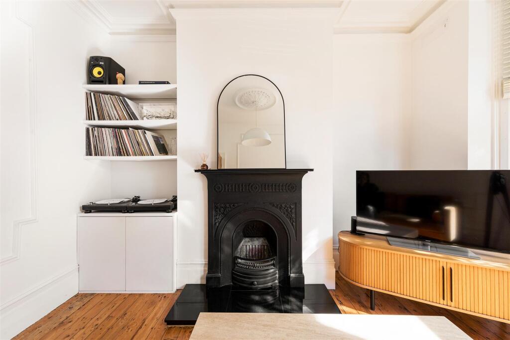 Lyndhurst Drive, E10