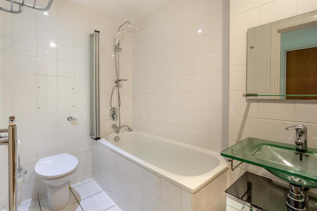 18 NAW Guest bathroom.jpg