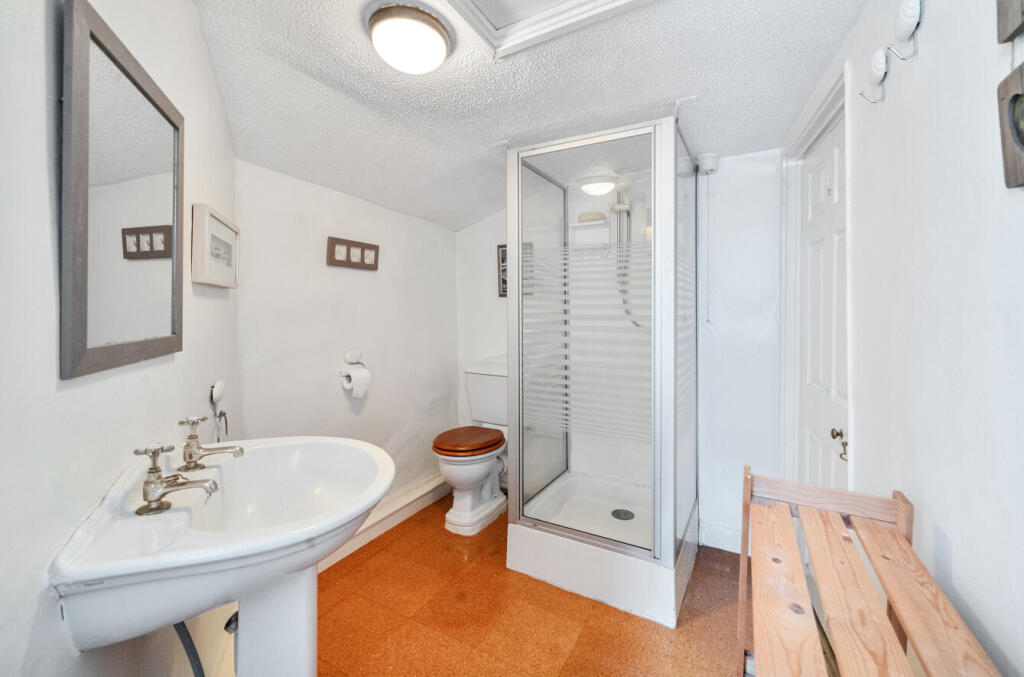 1349538-4-68bed51...