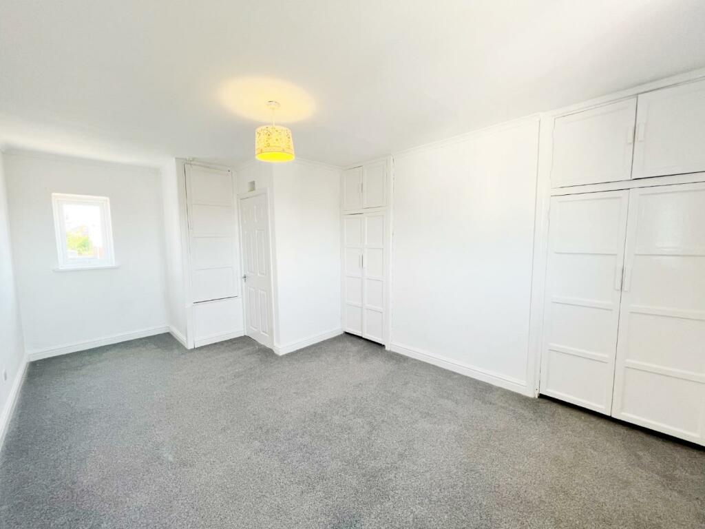 Bedroom 1 pic 2.jpg