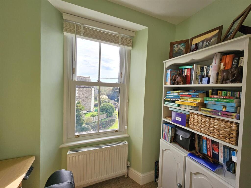 Bedroom 4/office.