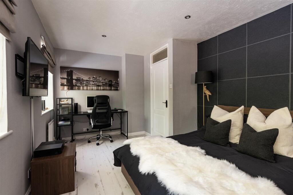 Woodlands bedroom3a.jpg