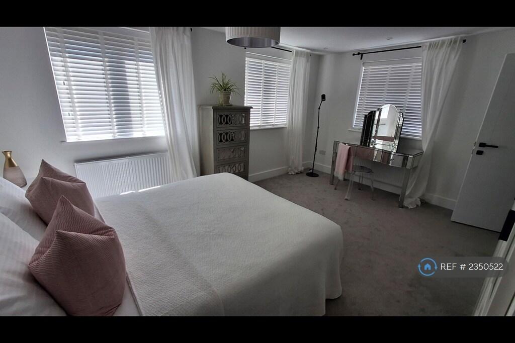 Large King Size Bedroom With Ensuite