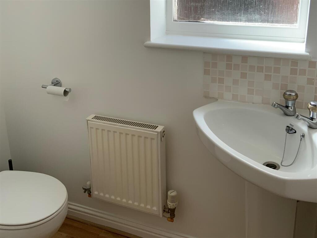7 downstairs WC.jpeg
