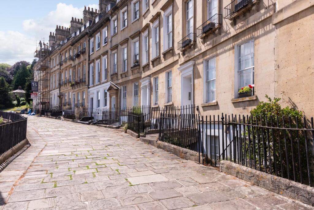 Flat 5, 9 Walcot Parade, Bath BA1 5NF-2.jpg