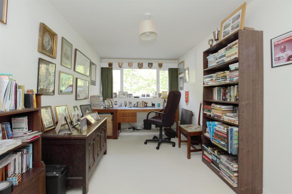 14 manor close PH17.JPG