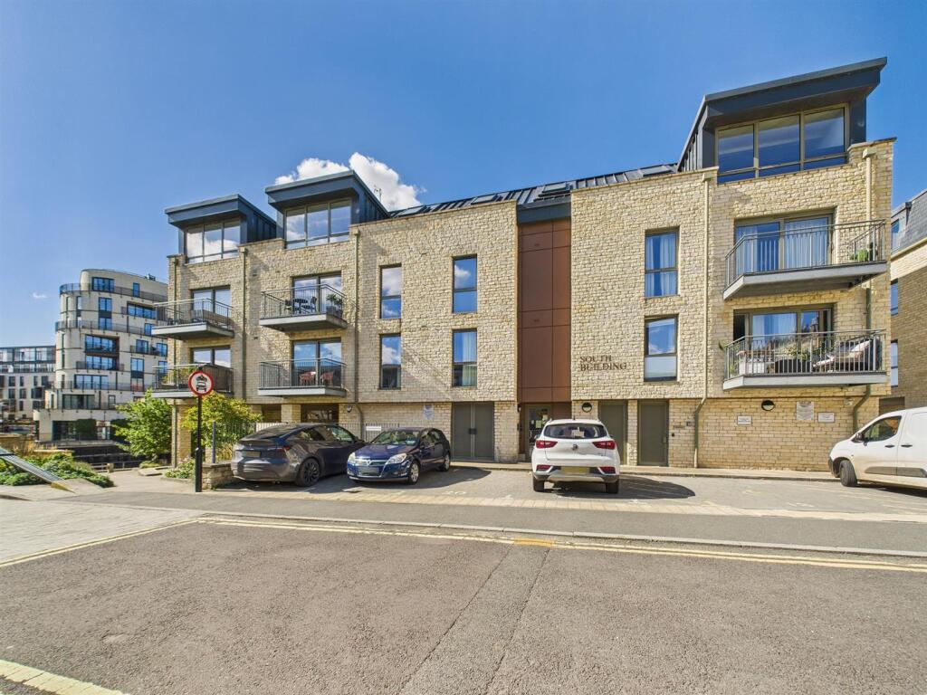 3 - Modern 2-Bedroom Flat for Auction in Bath.jpg