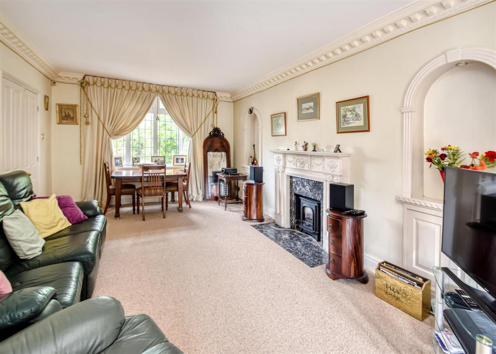 115 Wrottesley Road West-lounge3.jpg