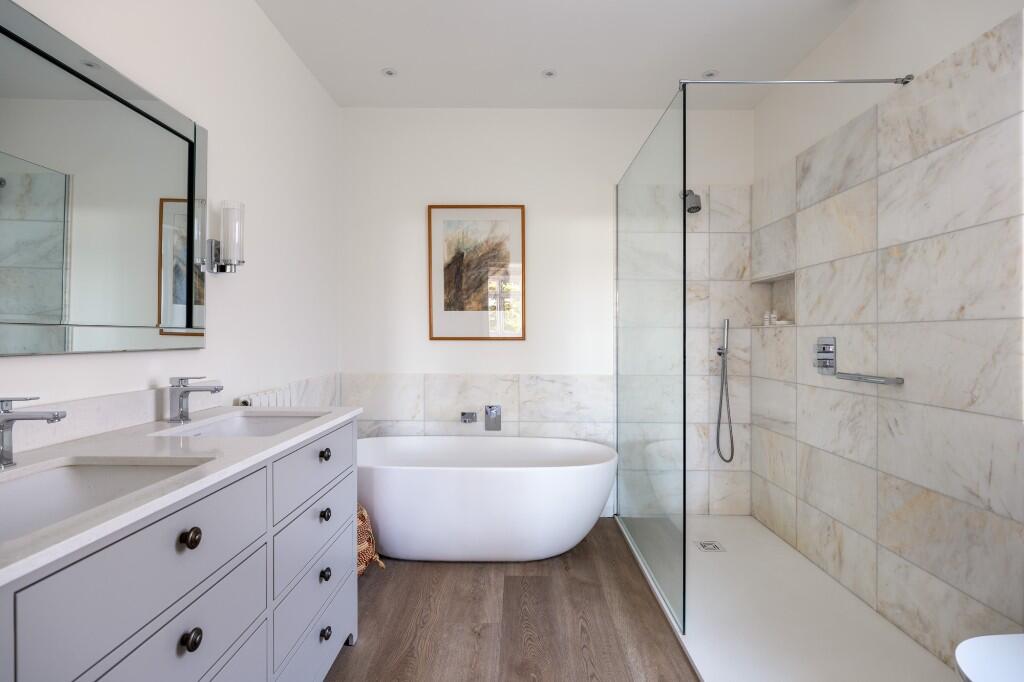 Principal bathrooom