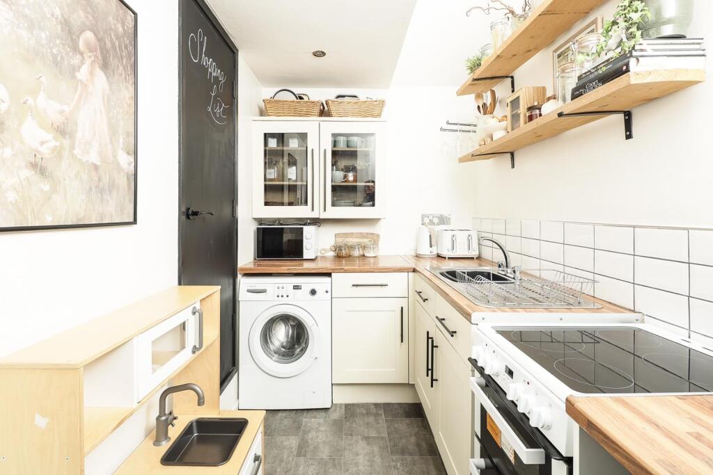 10Lindridge Drive kitchen.jpg