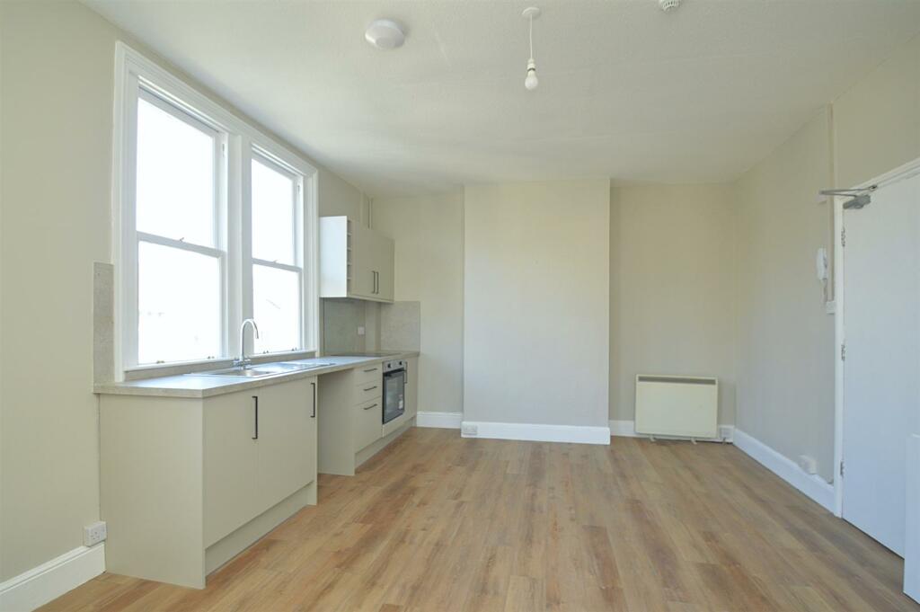 resizedLounge3.jpg