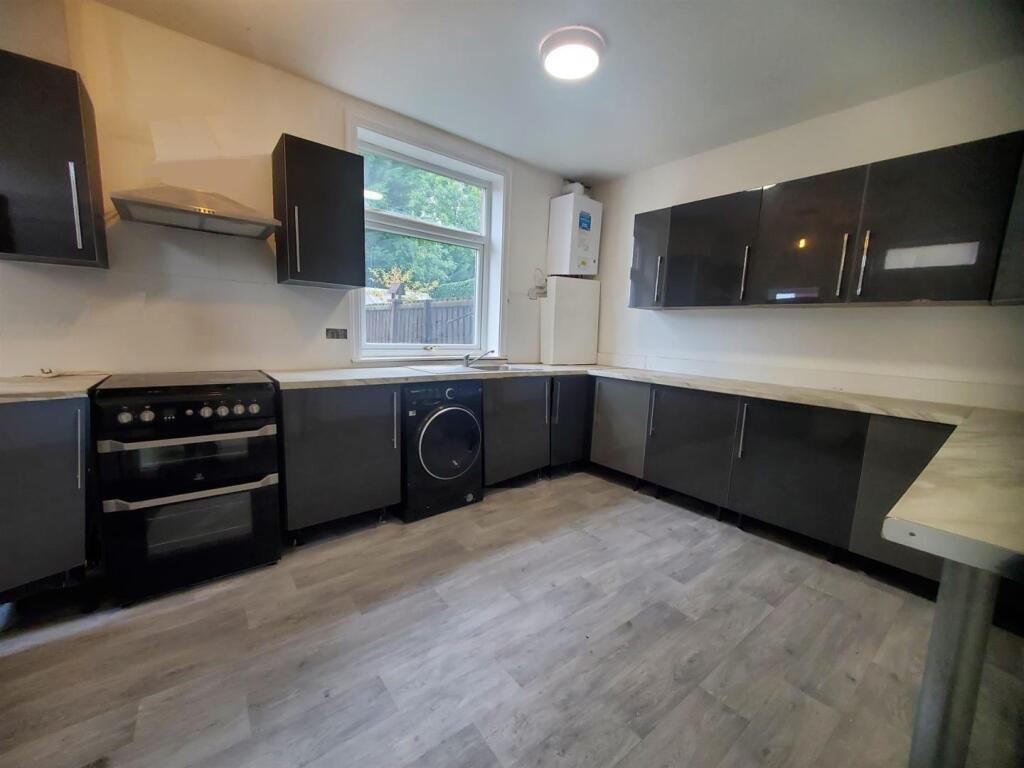 Communal Kitchen &amp; Breakfast Bar