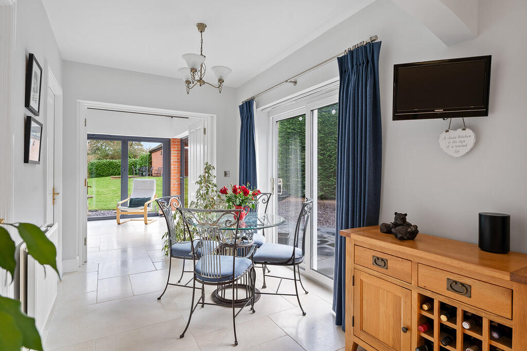 breakfast room to...