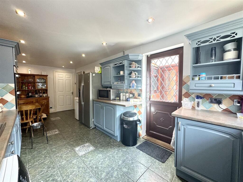 KITCHEN/BREAKFAST ROOM