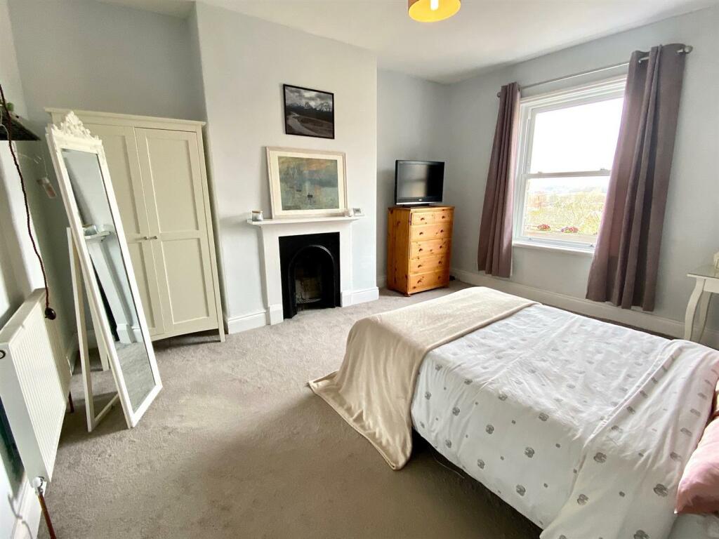 bracken hill 6 bed 1.jpg