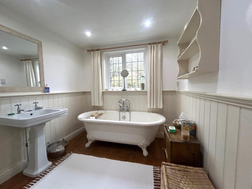 Bath and Shower Room pic1