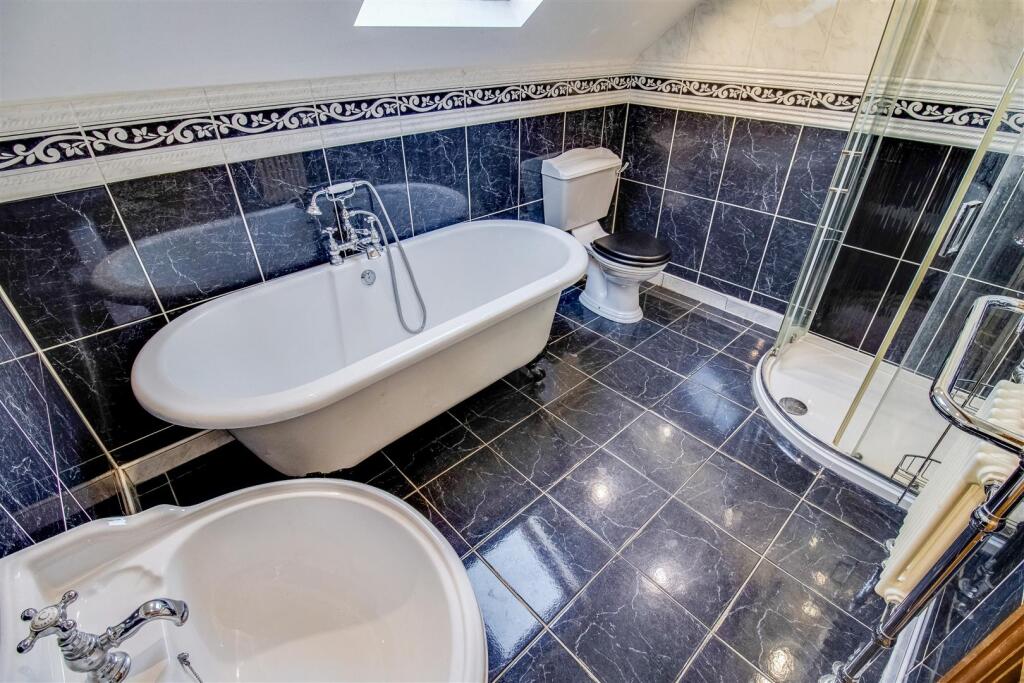 BATHROOM/W.C.