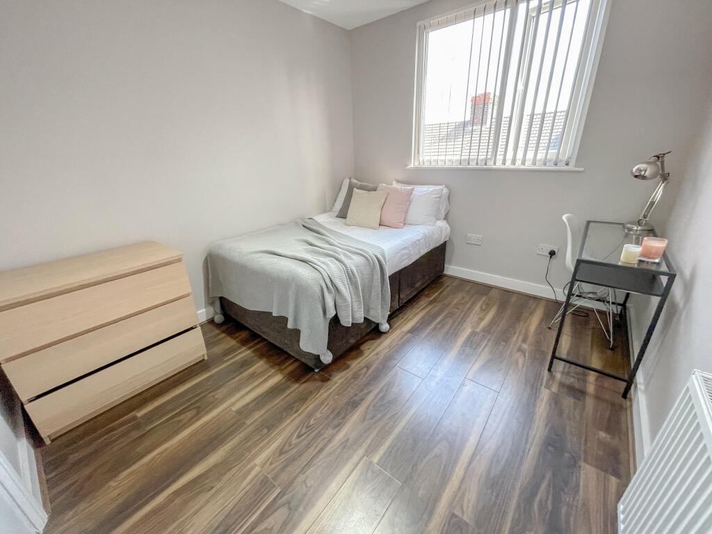 4 Esher Road8
