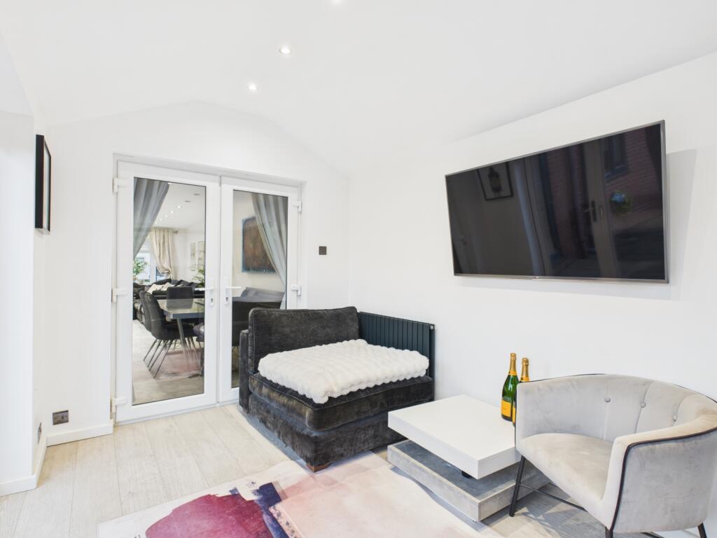 CAM03729G0-PR0181-STILL019