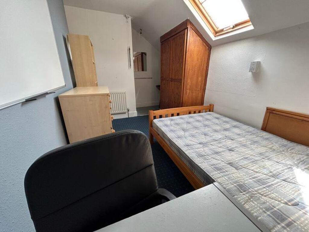 A cozy double bedroom featuring a comfortable b...