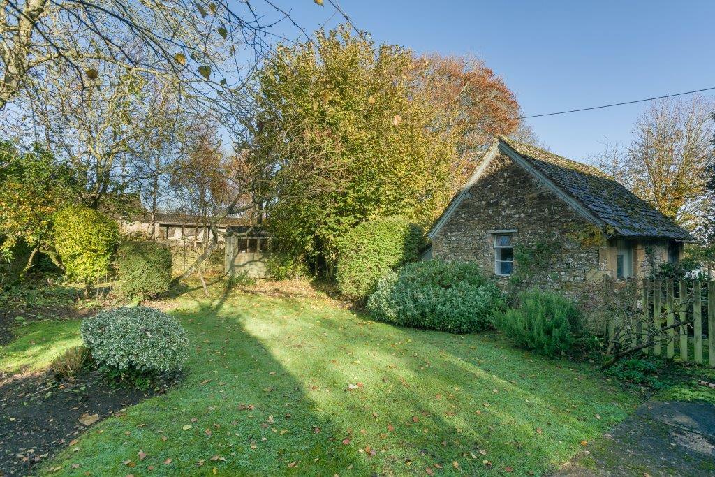 Walnut Cottage-Reat garden.jpg