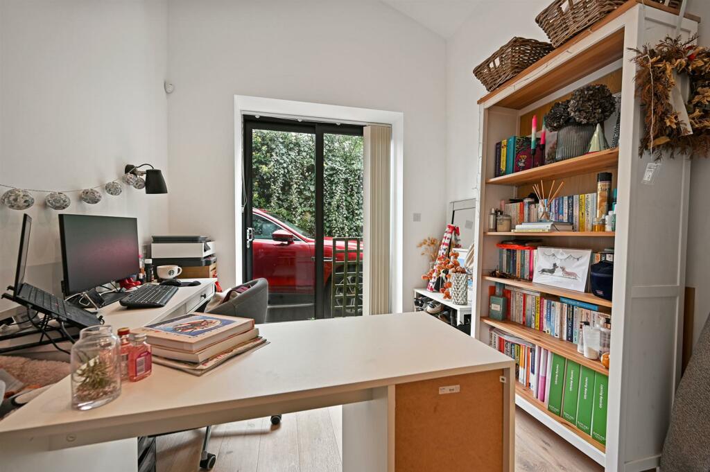 BCHJ - 4 Falstaff Mews - Bedroom 2 (4).jpg