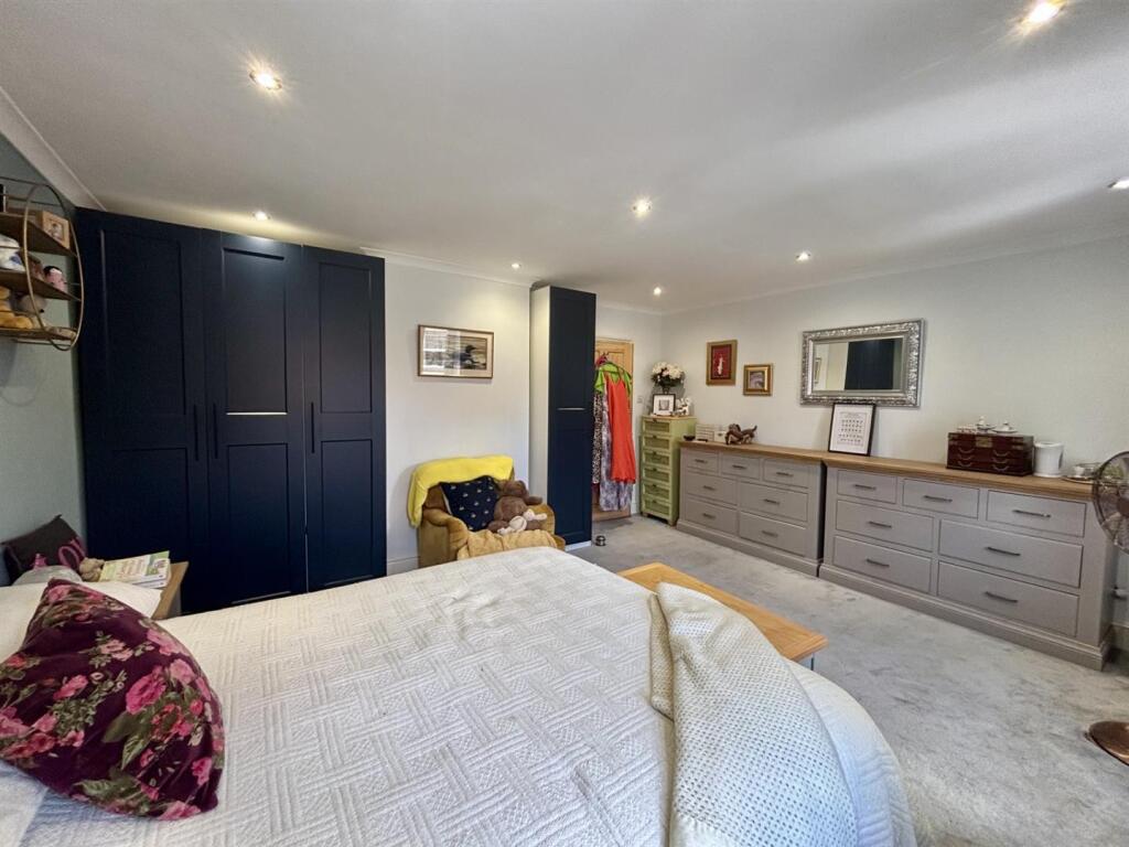 Main bedroom 2.jpg