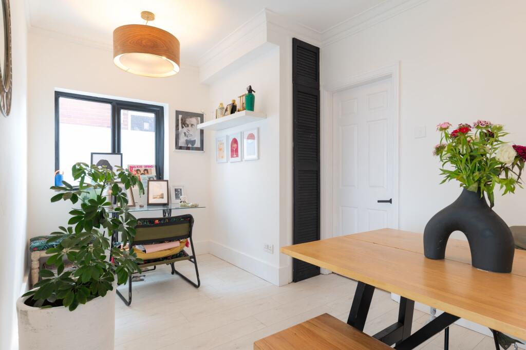 FABULOUS EXTENDED KITCHEN/DINER AND LIVING ROOM
