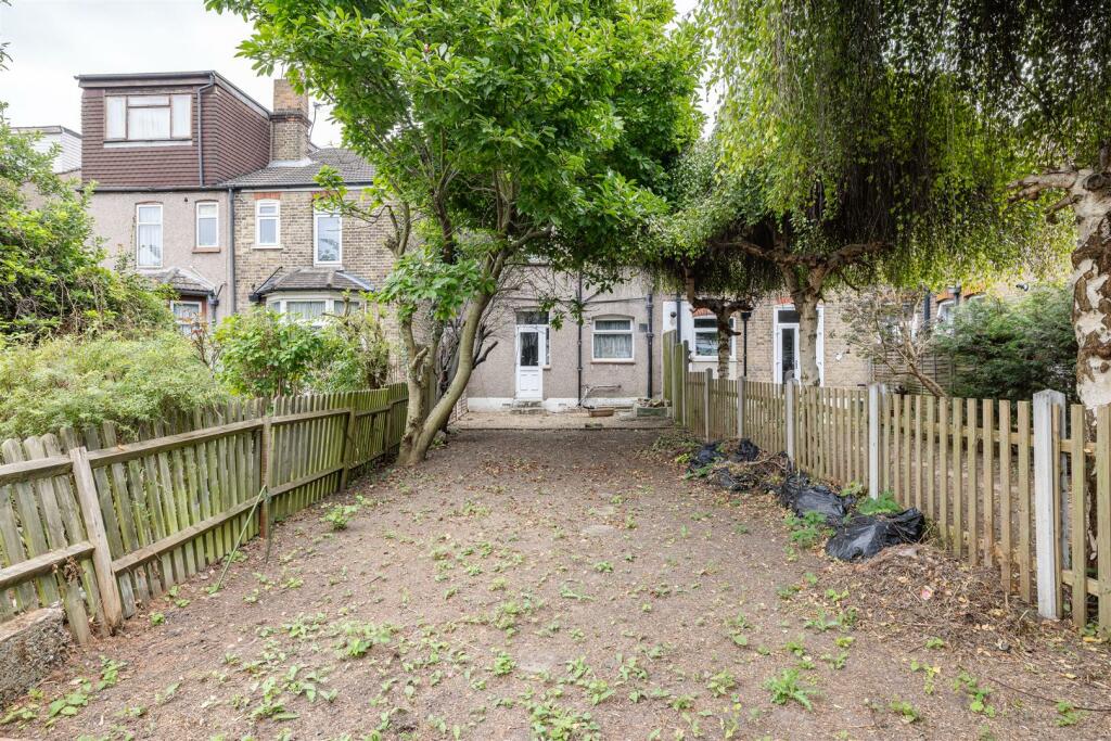Chigwell Road, E18