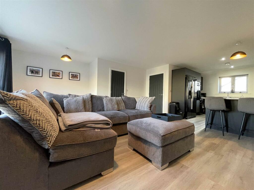 Lilford Gardens 20a - Living Room 3.JPG