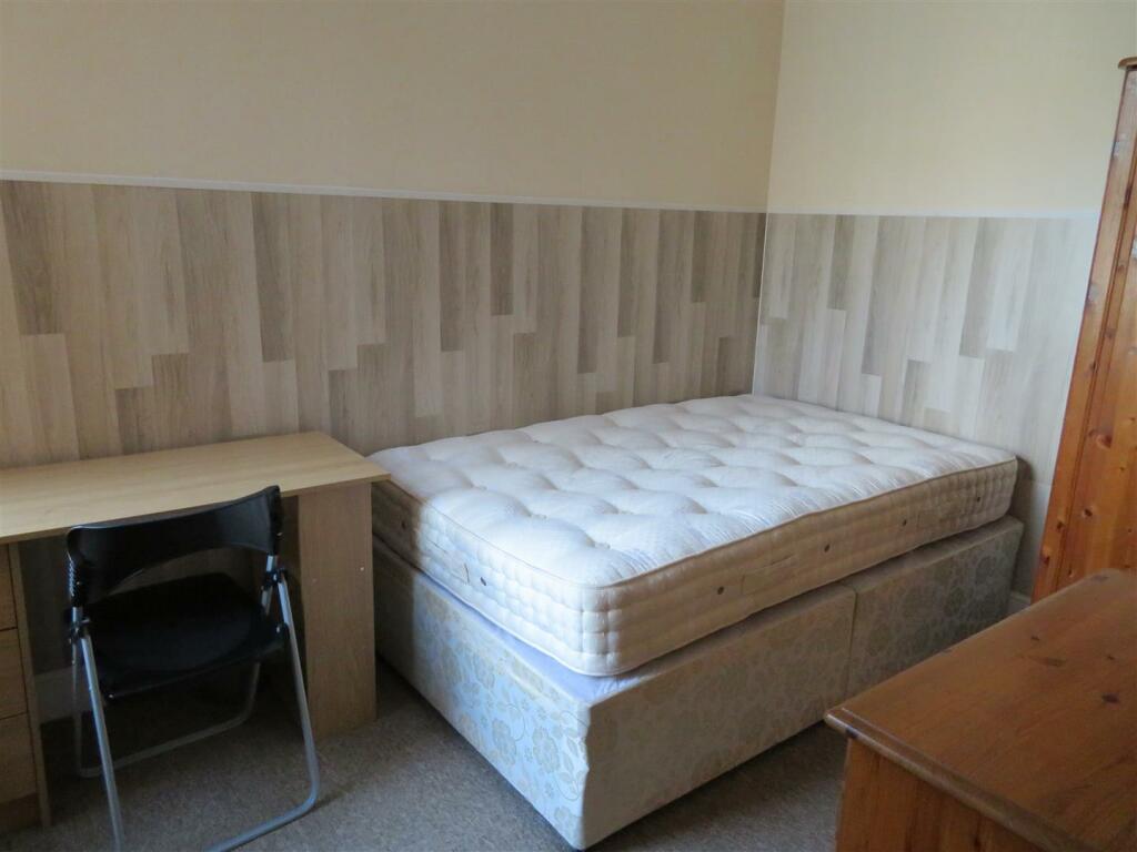 5 Renny Bed4.JPG