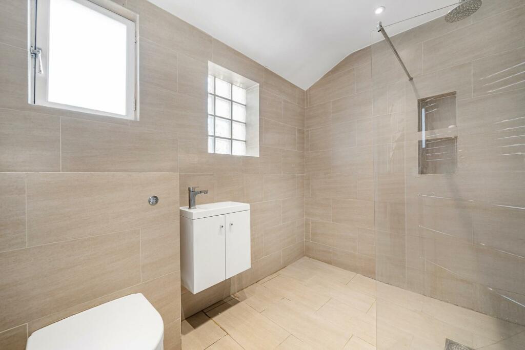 Bathroom (2).JPG