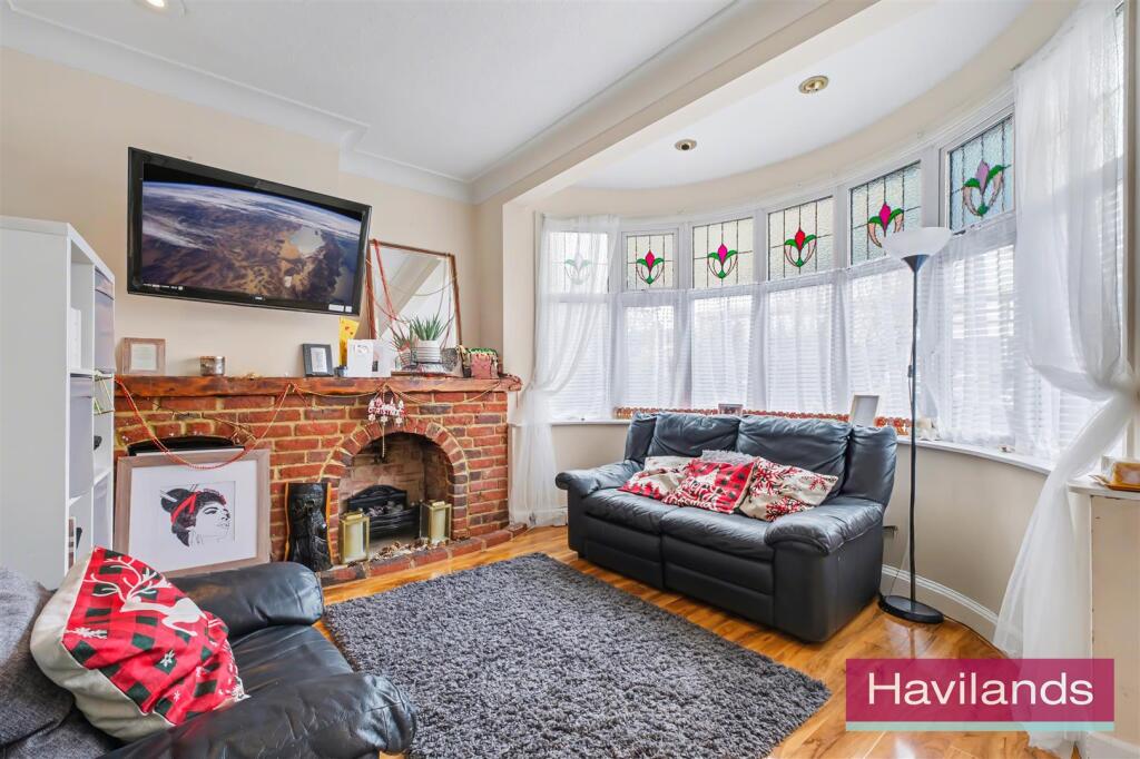 39 Laburnum Grove N21 3HT-2.jpg