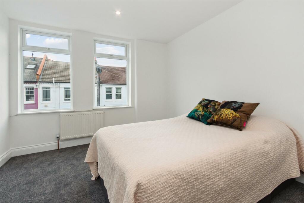 FFF 25 Gilbey Road, London bedroom 3.jpg