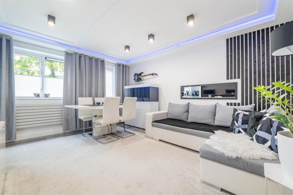 Lounge/Dining/Kitchen