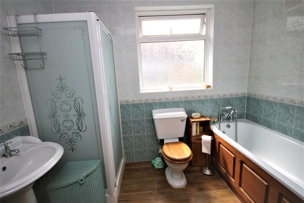 LARGE BATHROOM &amp; SHOWER ROOM: