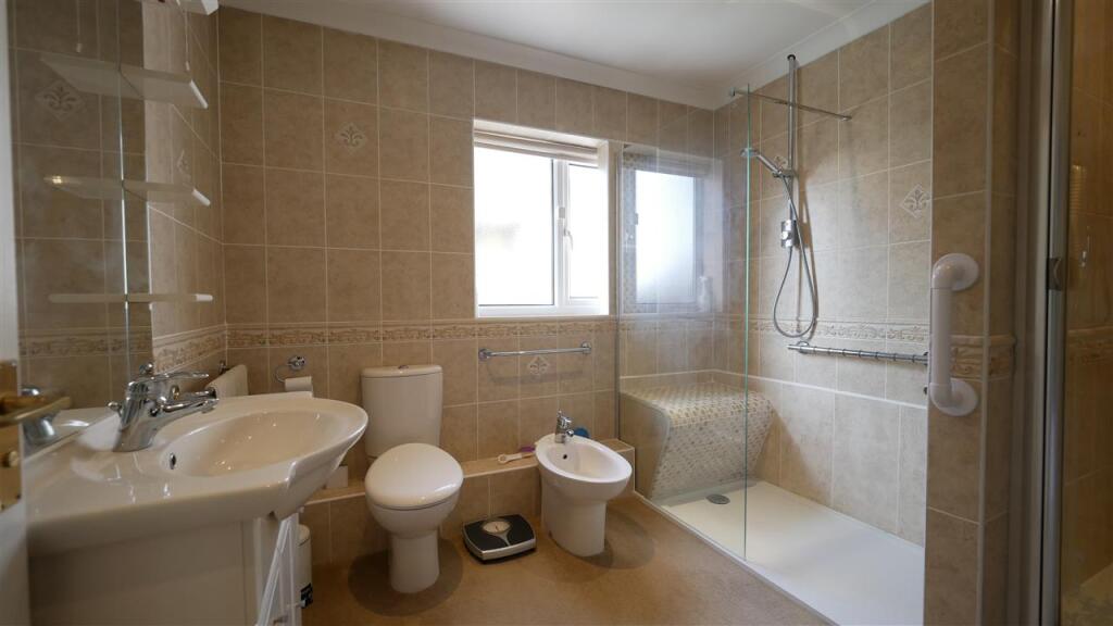 Walk-in shower room