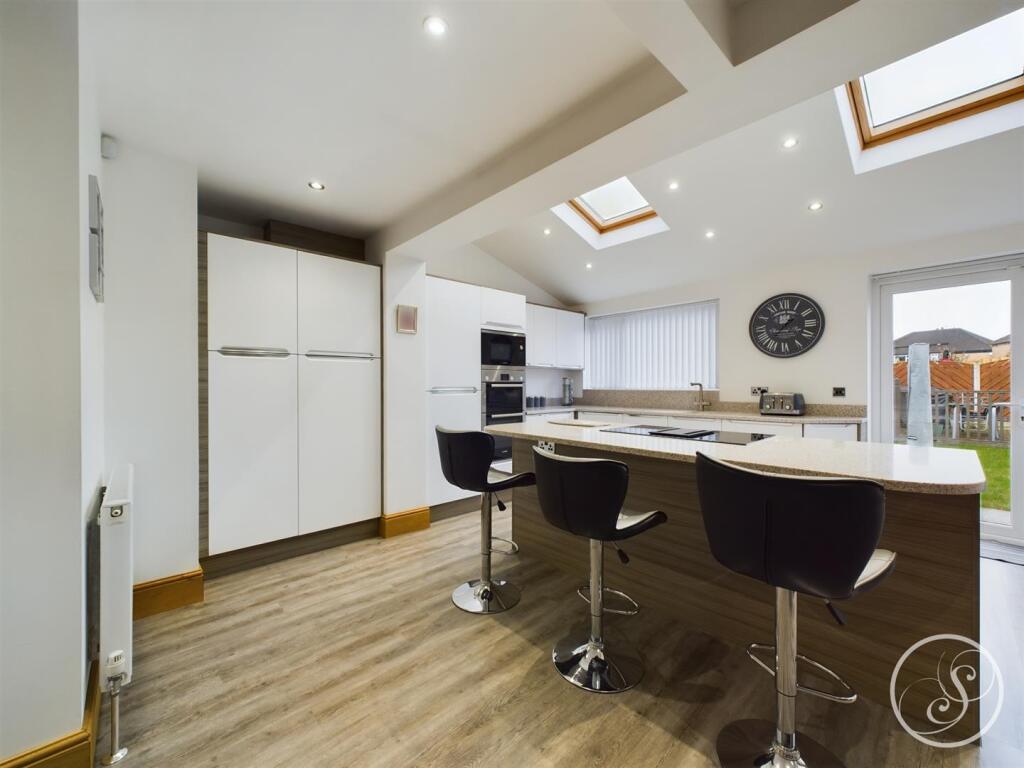 KITCHEN/DINER/FAMILY ROOM
