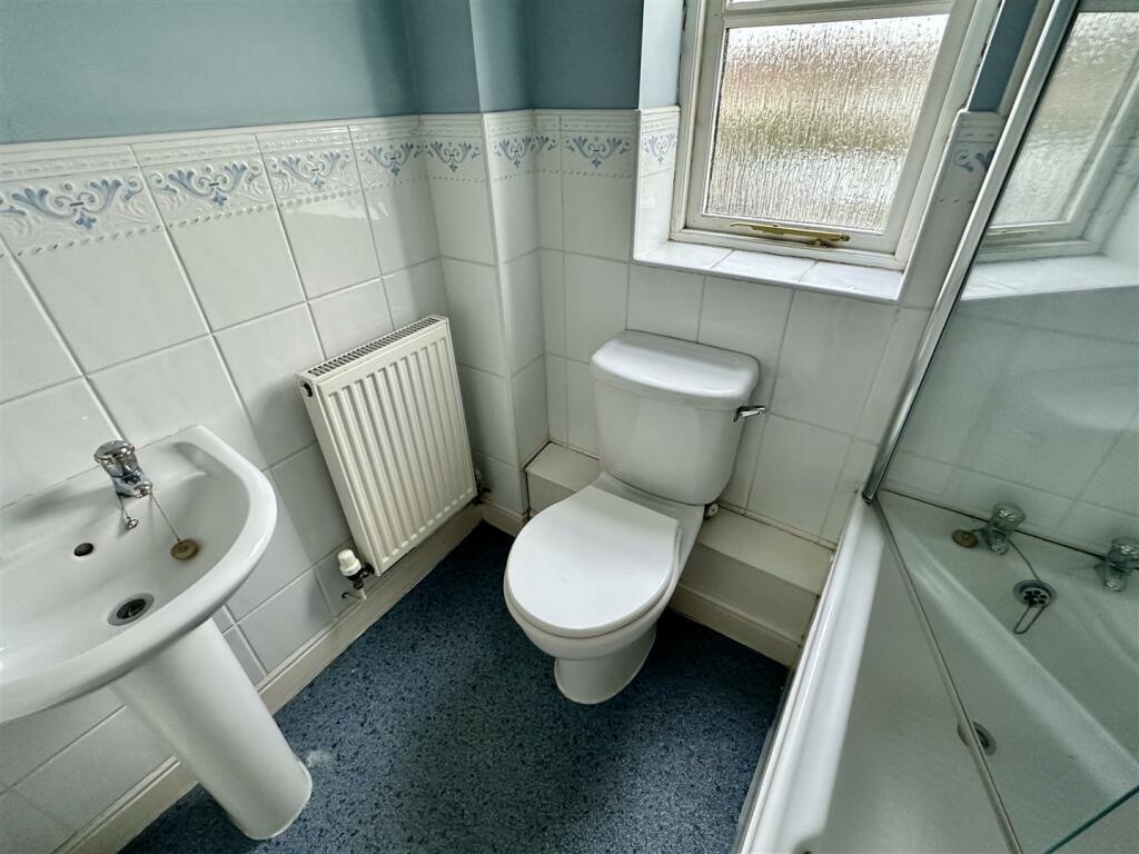 bathroom (1st floor)