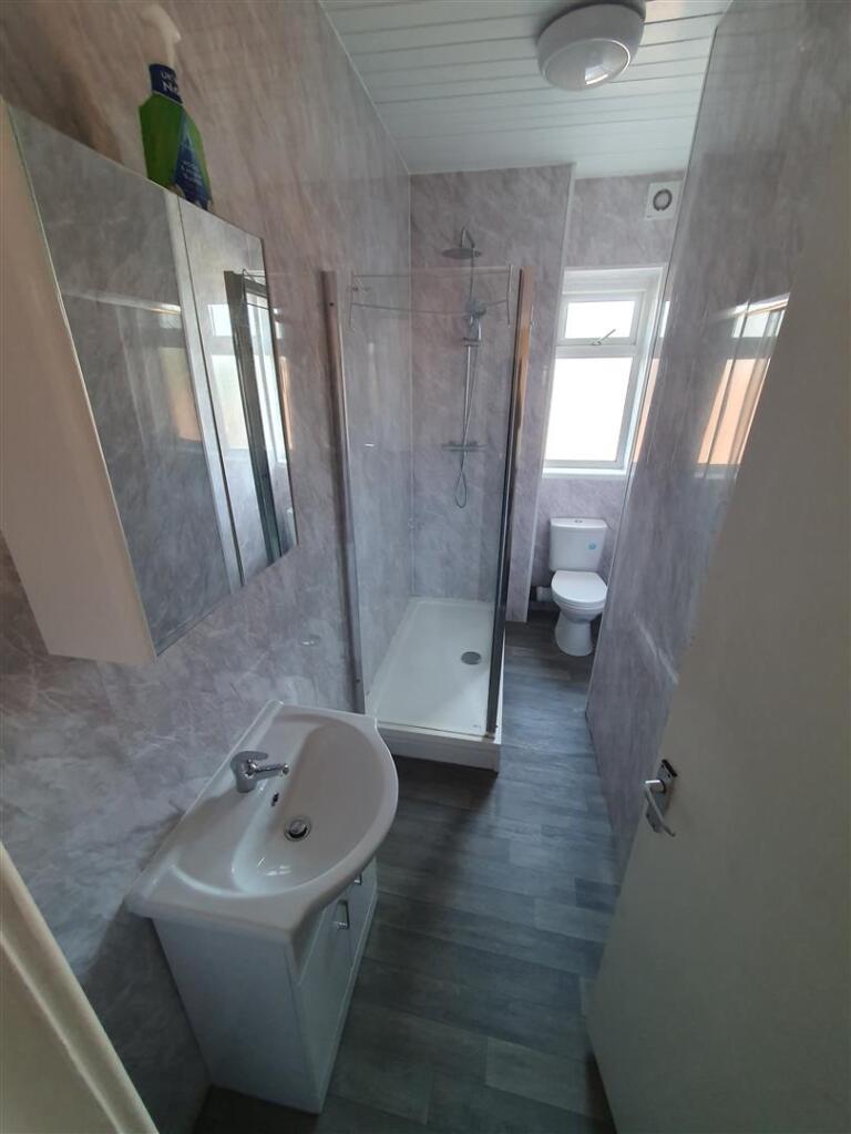 Middle Bathroom.jpg
