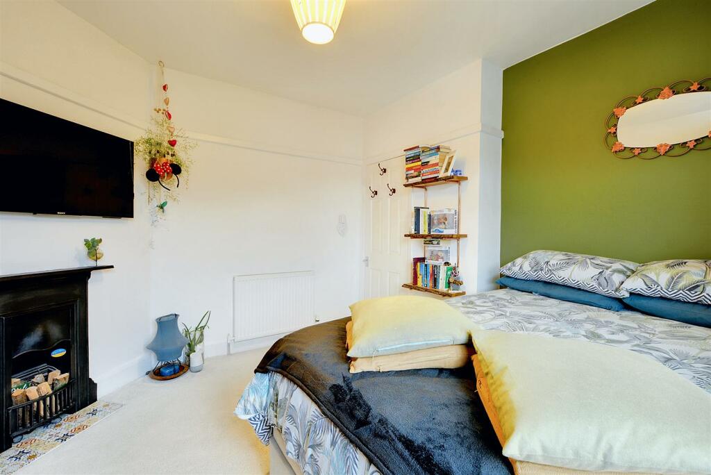 Bedroom 1_2.jpeg