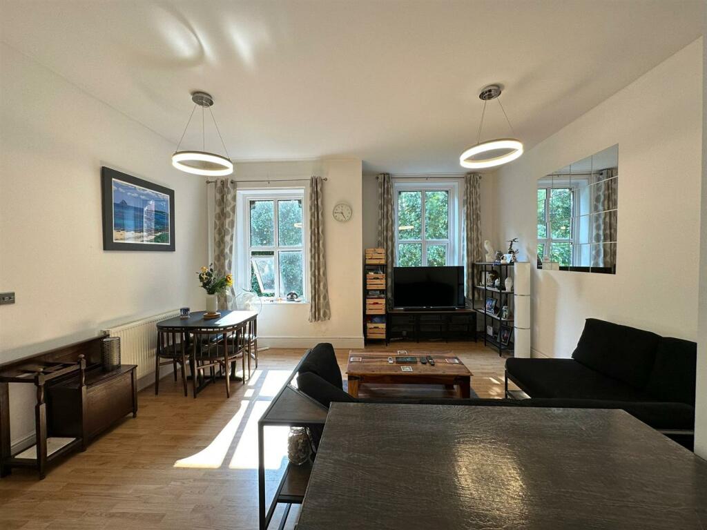 Lounge 23.jpg